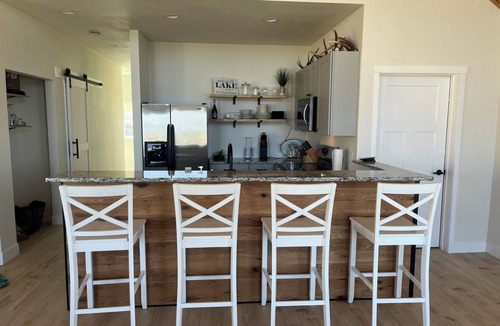 Davenport House | Cozy 2-bedroom house in phenomenal Seven Bays with AC, WiFi