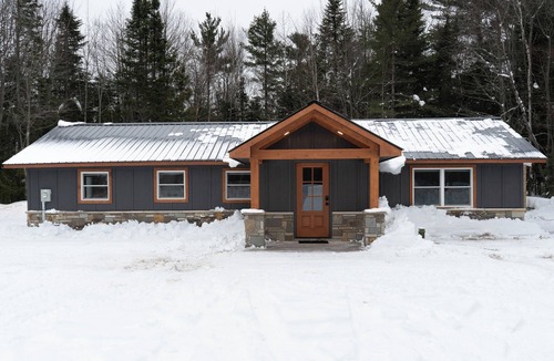 Paradise House | Cozy 2-bedroom house with WiFi in Paradise near restaurants and attractions