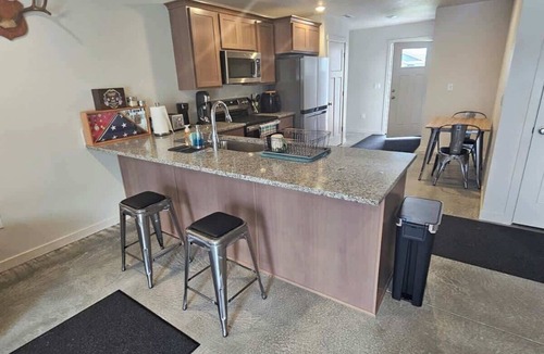 Stanfield House | Cozy 2BR Home Parking and Full Kitchen