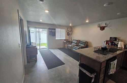 Stanfield House | Cozy 2BR Home Parking and Full Kitchen