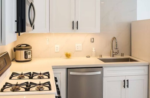 Shoreline House | Cozy 2BR w/WiFi and AC Near UW, Northgate, Golf & All Amenities in Shoreline