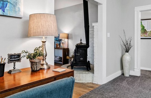 East End House | Cozy 3/Bd Pet Friendly Family Home in Historic Warm Springs area