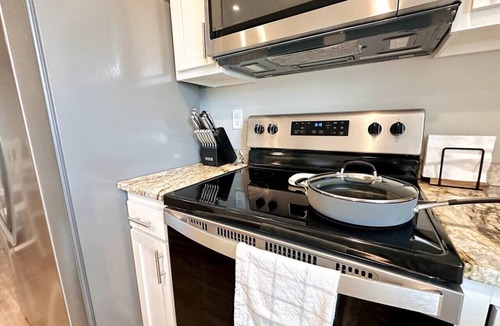 Horace House | Cozy 3 Bed 2 Bath Split level in Horace