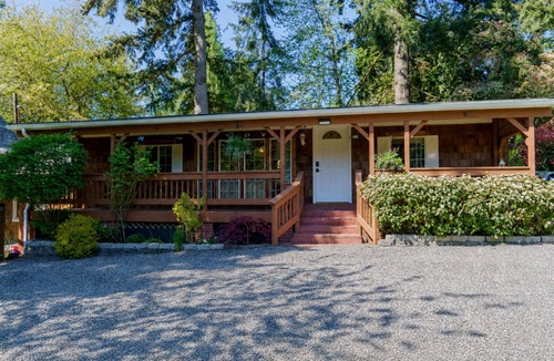 Bainbridge Island House | Cozy 3BR Bainbridge Island Home with Large Fenced Yard Near Ferry & Town