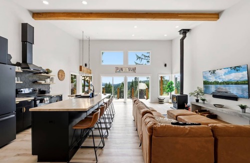 Worley House | Cozy 3BR Retreat w/Lake Access, Deck, BBQ and Golf Cart for 11 guests