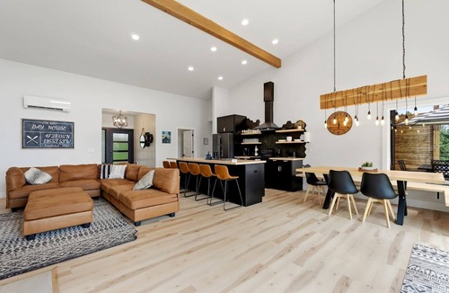 Worley House | Cozy 3BR Retreat w/Lake Access, Deck, BBQ and Golf Cart for 11 guests