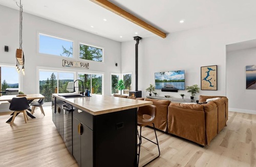 Worley House | Cozy 3BR Retreat w/Lake Access, Deck, BBQ and Golf Cart for 11 guests