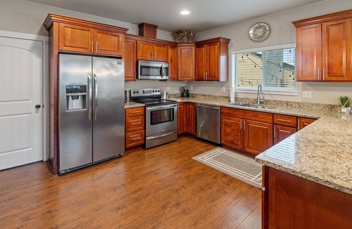 Central Tacoma House | Cozy 4 bedroom retreat - only 5 minutes from a buzzing restaurant district!