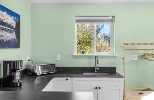 Sunset Apartment | Cozy and Comfortable Studio with Kitchenette and Work Space