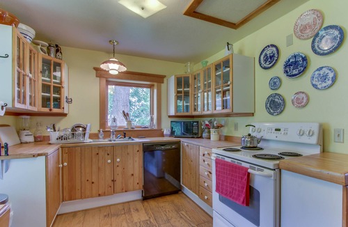 Sandpoint Cabin | Cozy and Warm Lakefront Home with Great Views, Large Deck, Free WiFi, and Dock