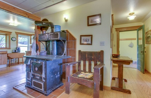 Sandpoint Cabin | Cozy and Warm Lakefront Home with Great Views, Large Deck, Free WiFi, and Dock