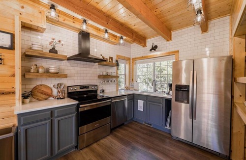 Cascade House | Cozy Cabin Close to Lake Cascade w/Hot Tub