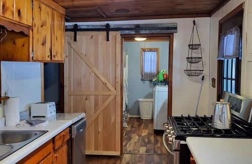 Shingleton Cabin | Cozy cabin close to trails!