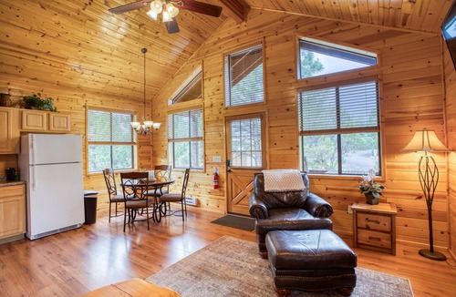 Heber Cabin | Cozy cabin for 2, private hot tub, King size bed!