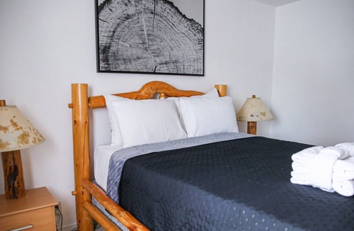 Castle Rock House | Cozy Cabin, Gateway to Mount St. Helens w/Hot Tub