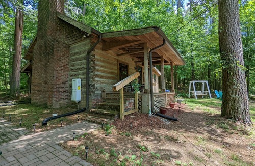 Bethpage House | Cozy Cabin - Go Back in Time