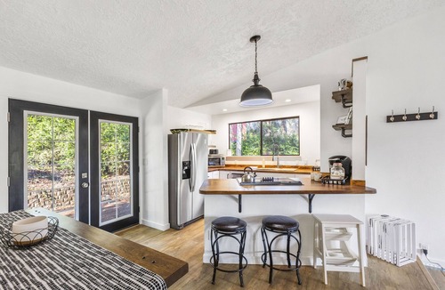 Lakebay Cottage | Cozy cabin in a serene patch of woods near Palmer Lake