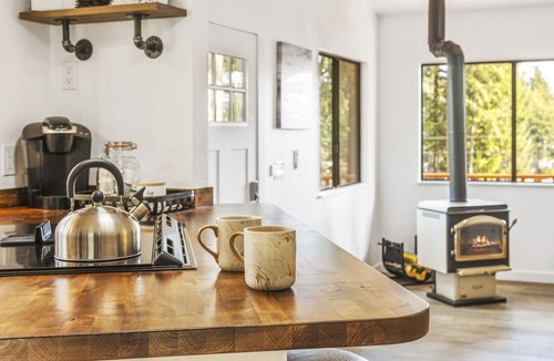 Lakebay Cottage | Cozy cabin in a serene patch of woods near Palmer Lake