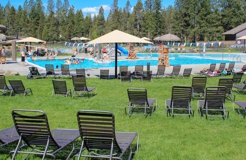Overlook Park House | Cozy cabin in Sunriver with SHARC amenities washer&dryer & dog-friendly