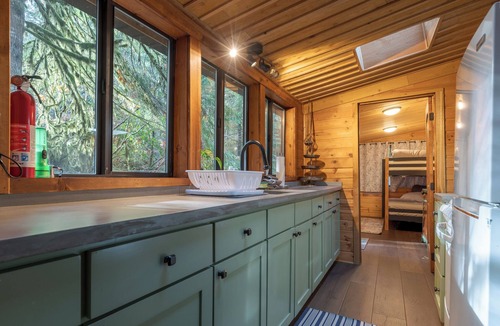 Rhododendron Cabin | Cozy cabin in the Woods, Hot tub, secluded