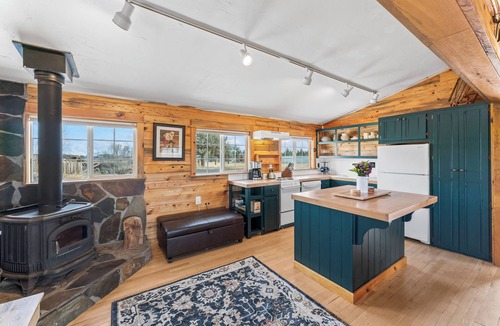 Bend Cabin | Cozy cabin just outside Sisters, pet friendly, great Mountain View’s, WiFi, & AC