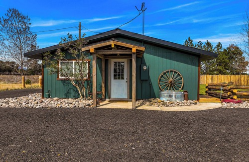 Bend Cabin | Cozy cabin just outside Sisters, pet friendly, great Mountain View’s, WiFi, & AC
