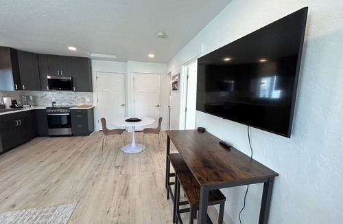 Garden District Apartment | Cozy Cabin Near Marina | Boating & Hiking | Perfect Getaway