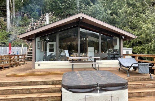Port Angeles Cabin | Cozy Cabin on Lake Sutherland with hot tub, huge dock and kayaks!