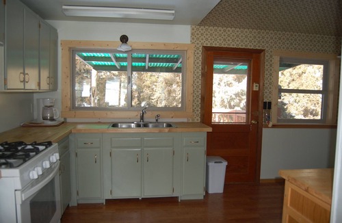 Wapiti Cabin | Cozy Cabin On The Creek - Now with internet!