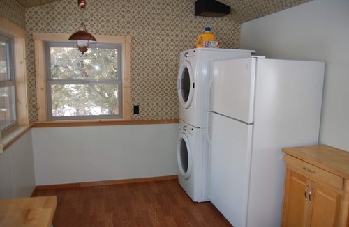 Wapiti Cabin | Cozy Cabin On The Creek - Now with internet!