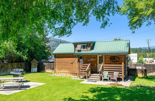 Northport Cottage | Cozy cabin on the edge of town.