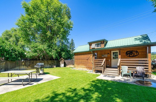 Northport Cottage | Cozy cabin on the edge of town.
