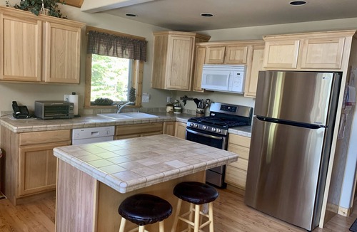 Crescent House | Cozy Cabin Retreat near Crater, Crescent, & Odell Lakes