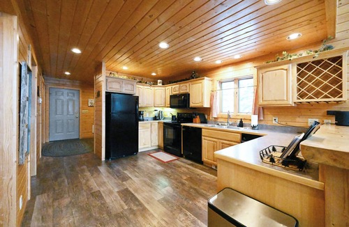 Island Park Cabin | Cozy Cabin w/Hot Tub Near Yellowstone