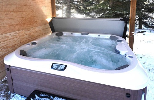 Island Park Cabin | Cozy Cabin w/Hot Tub Near Yellowstone