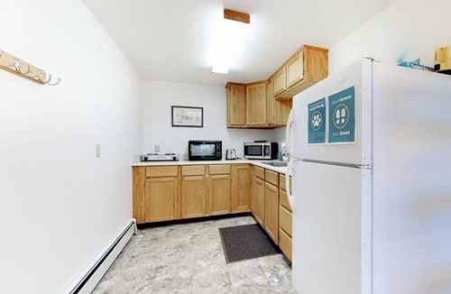 Carbondale Cabin | Cozy cabin w/shared natural hot spring hot tub - nature preserve across river