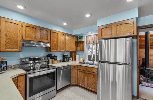 Overlook Park House | Cozy Cabin with Hot Tub, SHARC Passes, Large Deck, Double Living Rooms!