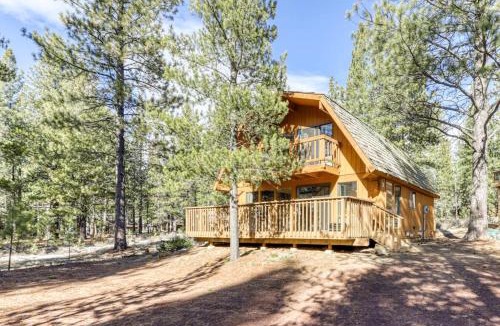 Overlook Park House | Cozy cabin with three decks EV charger & SHARC Passes - dog-friendly