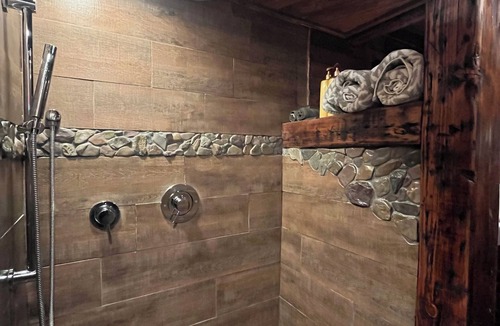 Olympia Cabin | Cozy cabin with WiFi and AC in awesome Olympia