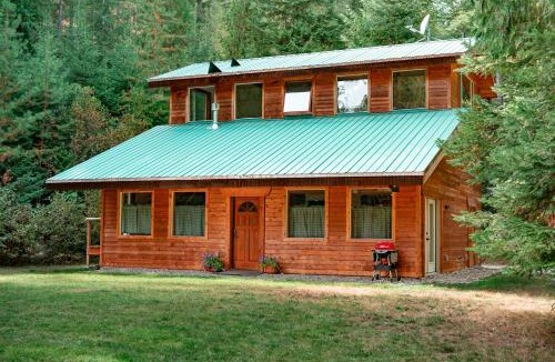 Blanchard House | Cozy Cedar Cabin Near Silverwood Theme Park - Sleeps 5 - Quiet & Private