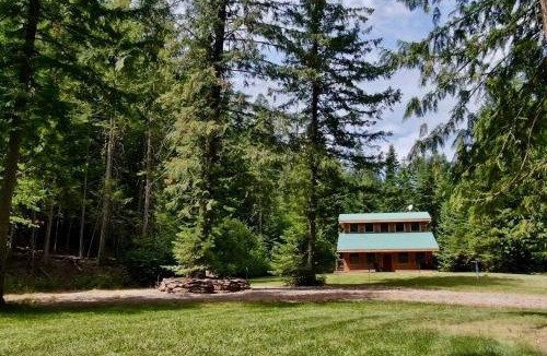 Blanchard House | Cozy Cedar Cabin Near Silverwood Theme Park - Sleeps 5 - Quiet & Private