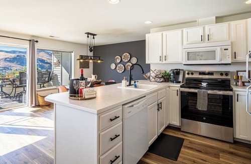 Chelan Condo | Cozy Chelan Condo, Lake & Mountain Views