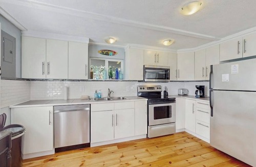 Oyehut-Hogans Corner House | Cozy coastal cottage with modern kitchen, dog-friendly spaces, and beach access