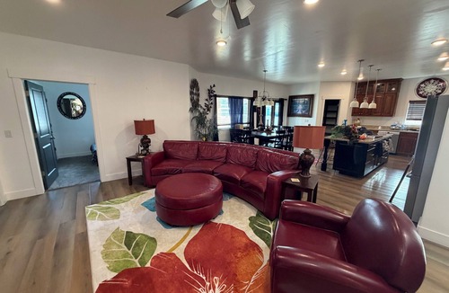 West Valley City House | Cozy & Comfy Mountain-View Home Airport 15 min