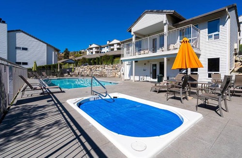 Chelan Apartment | Cozy Condo in Chelan with Balcony & Views