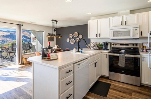 Chelan Apartment | Cozy Condo in Chelan with Balcony & Views