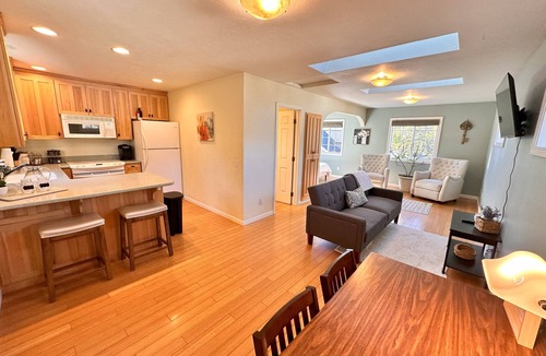 Medford Apartment | Cozy Condo in East Medford w/Pool and Hot Tub