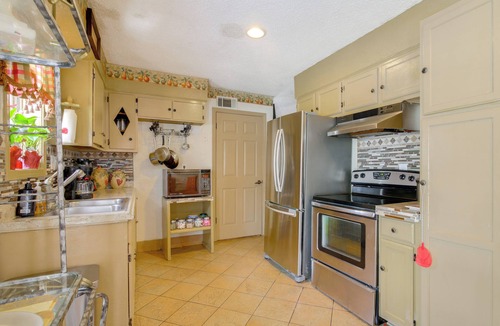 Whitehaven Cottage | Cozy Corner in Memphis - 4 Miles to Graceland!