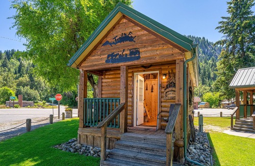Northport Cottage | Cozy Cottage on the edge of town.