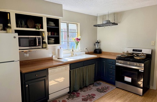 North Little Rock House | Cozy cottage-style retreat in a quiet North Little Rock neighborhood
